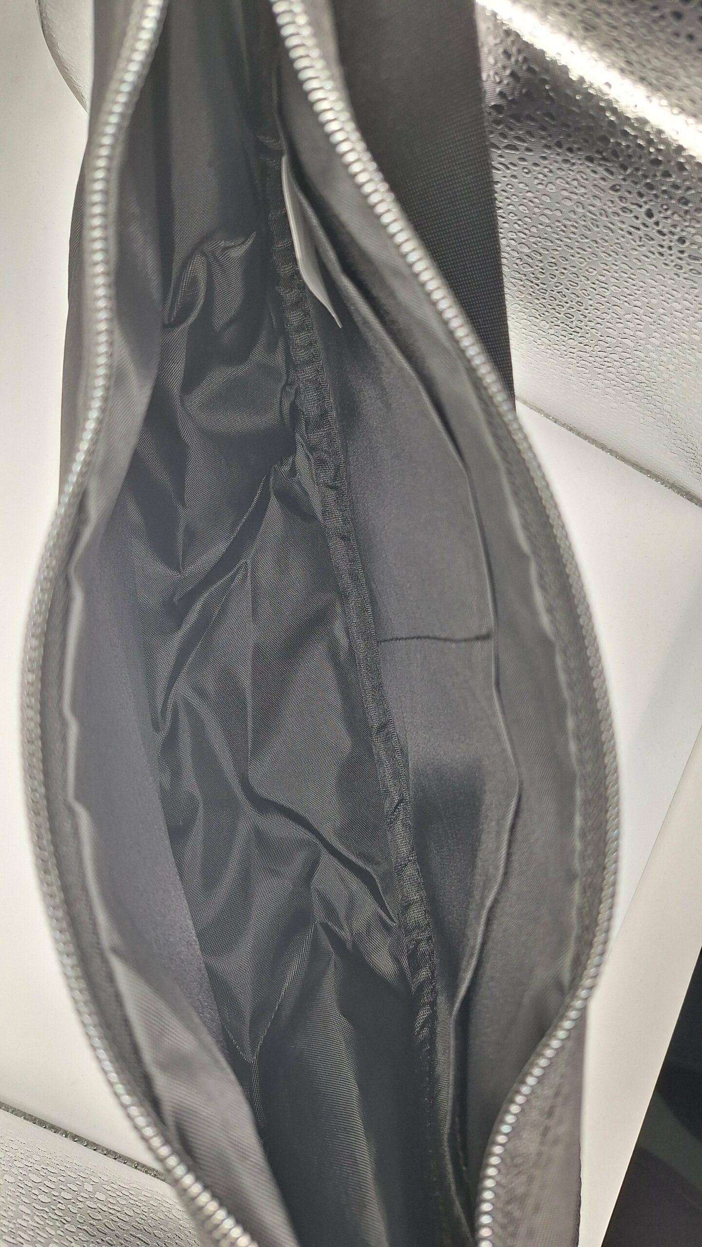 Varsity Round Crossbody Bag – Bild 5